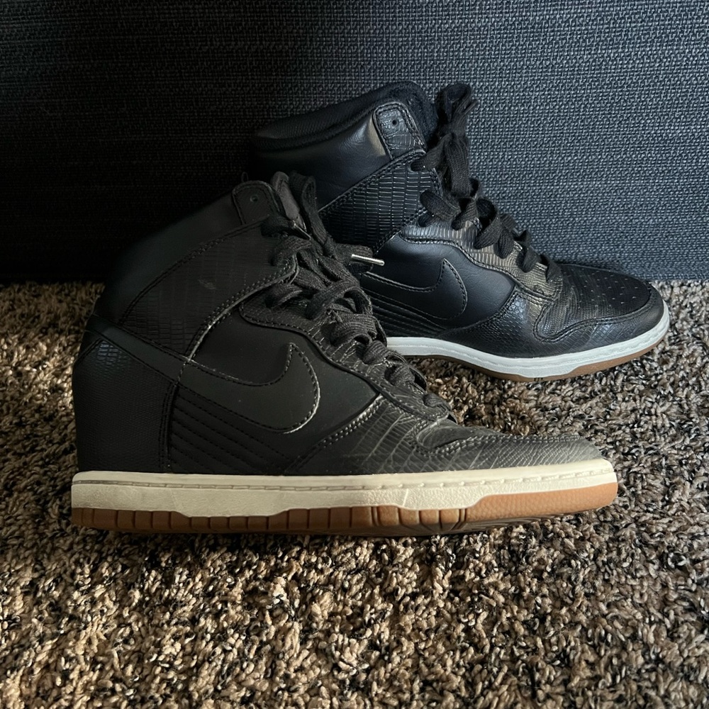 *LIKE NEW* Women’s Nike Dunk Sky High (Size 8)